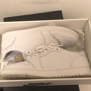 Jordan Retro 1 Low- No Swoosh